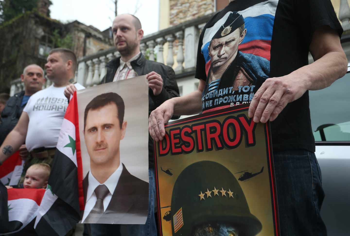Protesta en Belgrado con imágenes de Al Asad y Putin.