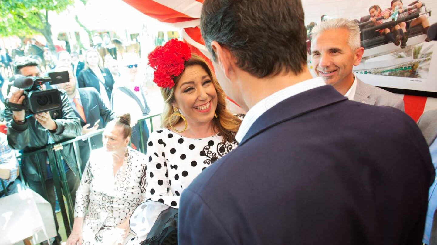 Susana Díaz y Pedro Sánchez se saludan en una caseta del ferial de Sevilla.