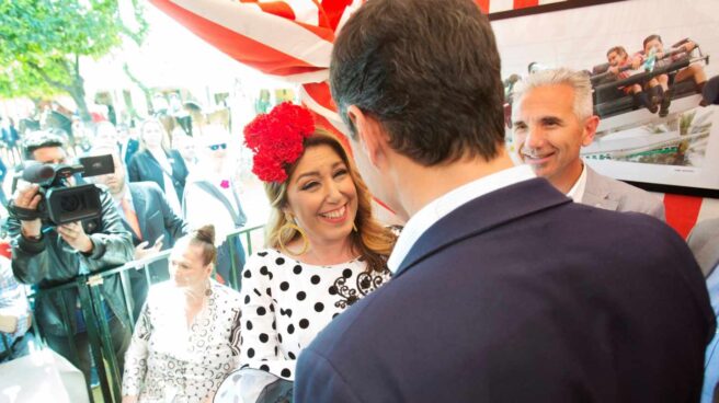 Susana Díaz y Pedro Sánchez presupuestos generales del estado negociación Rajoy Andalucía enmiendas Susana Díaz y Pedro Sánchez se saludan en una caseta del ferial de Sevilla.