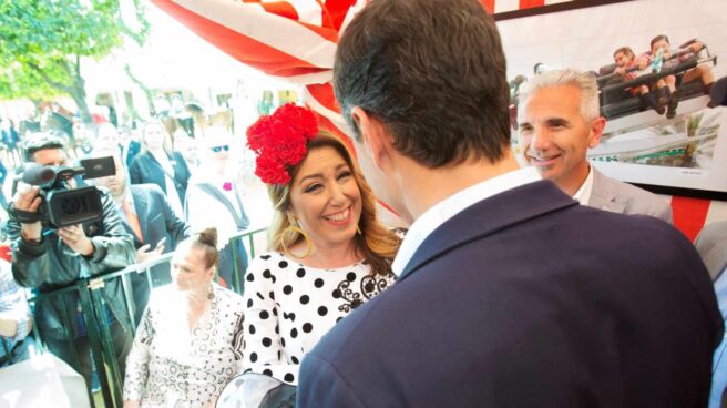 Susana Díaz y Pedro Sánchez se saludan en una caseta del ferial de Sevilla.