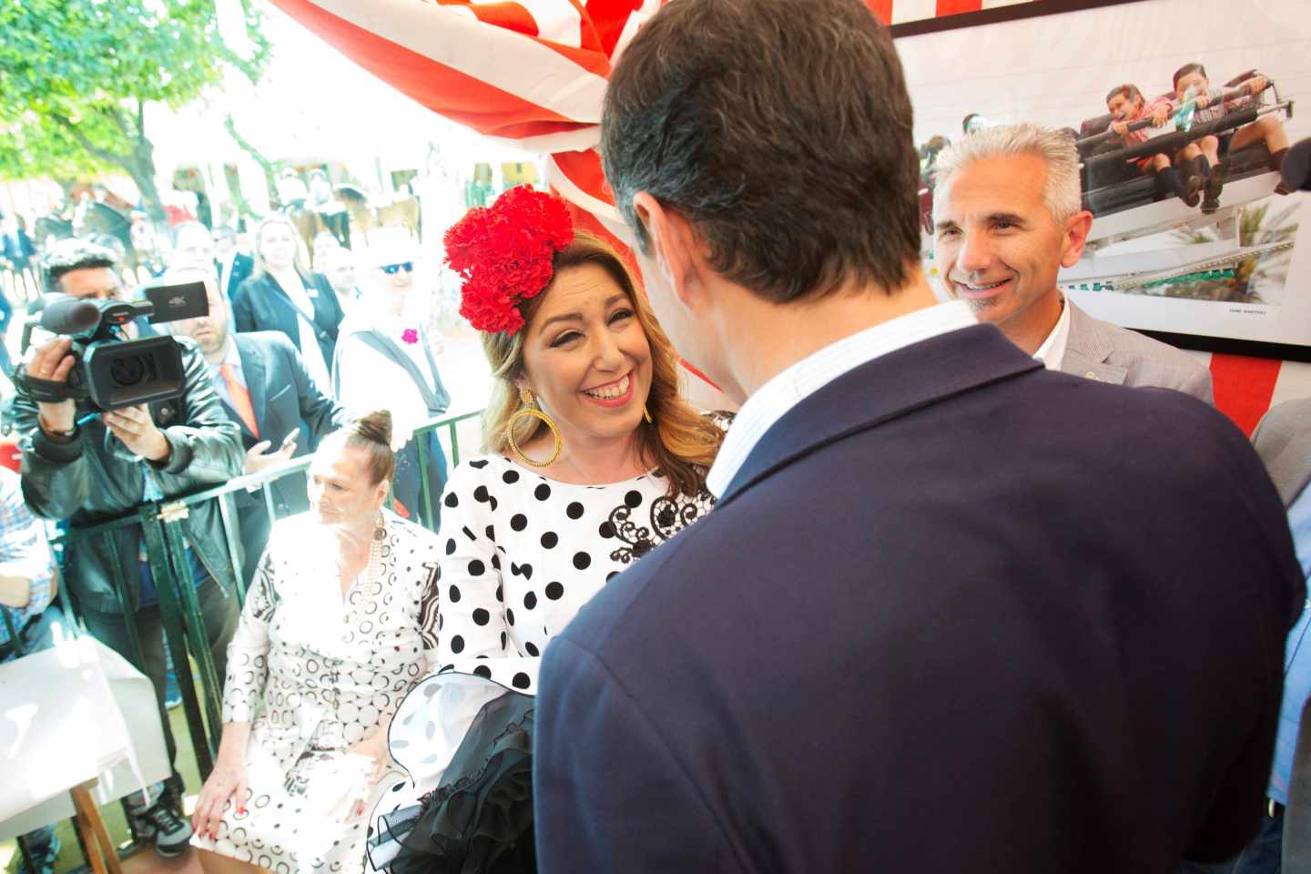 Susana Díaz y Pedro Sánchez se saludan en una caseta del ferial de Sevilla.