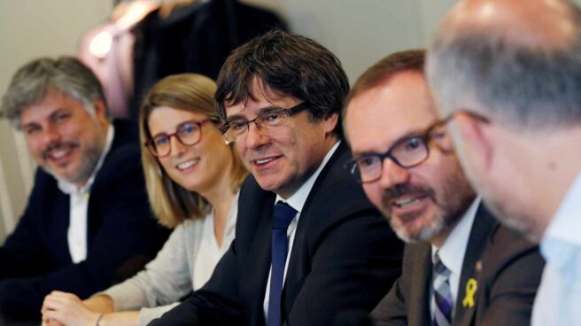 Puigdemont sigue deshojando la margarita de una nueva investidura telemática