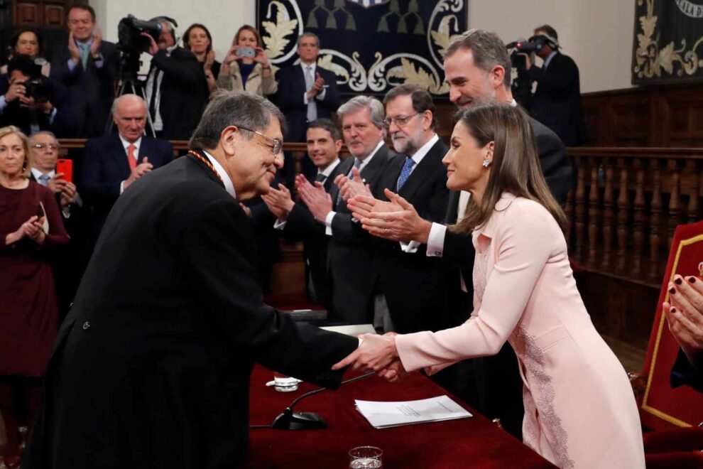 Sergio Ramírez, felicitado por la reina Letizia al recoger el Premio Cervantes.