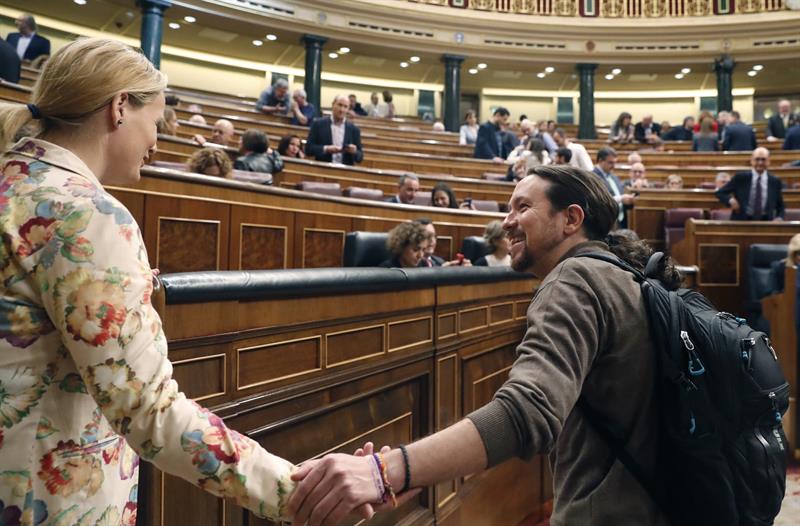 El líder de Podemos, Pablo Iglesias, y la diputada socialista Zaida Cantera.