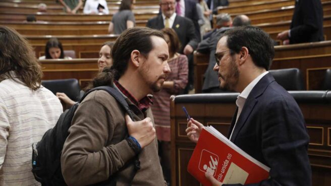 El líder de Podemos, Pablo Iglesias, junto al coordinador federal de IU, Albeto Garzón, este miércoles en el Pleno.