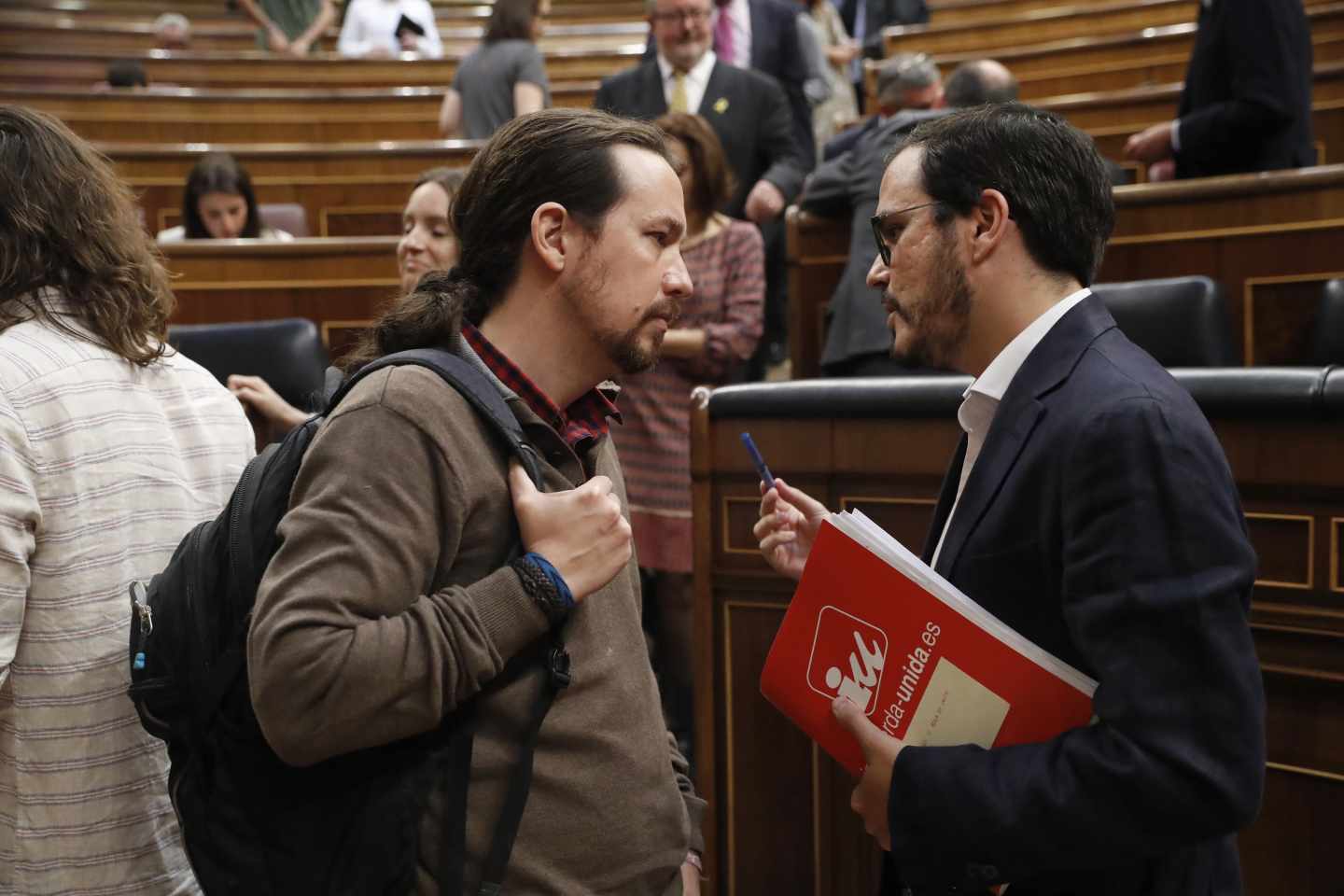 El líder de Podemos, Pablo Iglesias, junto al coordinador federal de IU, Albeto Garzón, este miércoles en el Pleno.