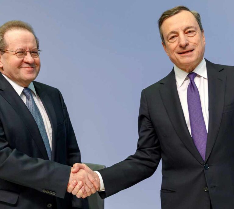 Draghi esperará a Guindos para dibujar el fin de los estímulos en Europa