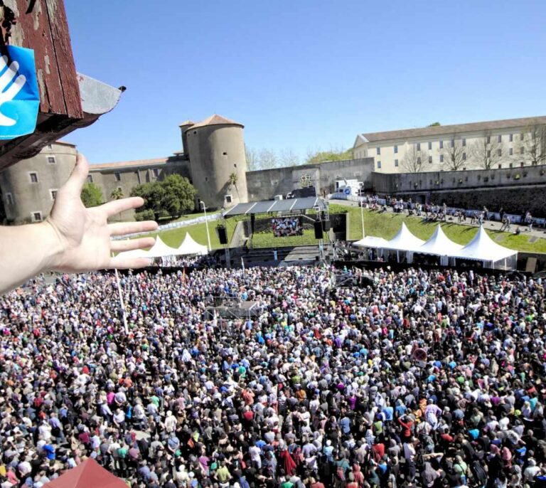 Una escultura que rememora el anagrama de ETA indigna a las víctimas