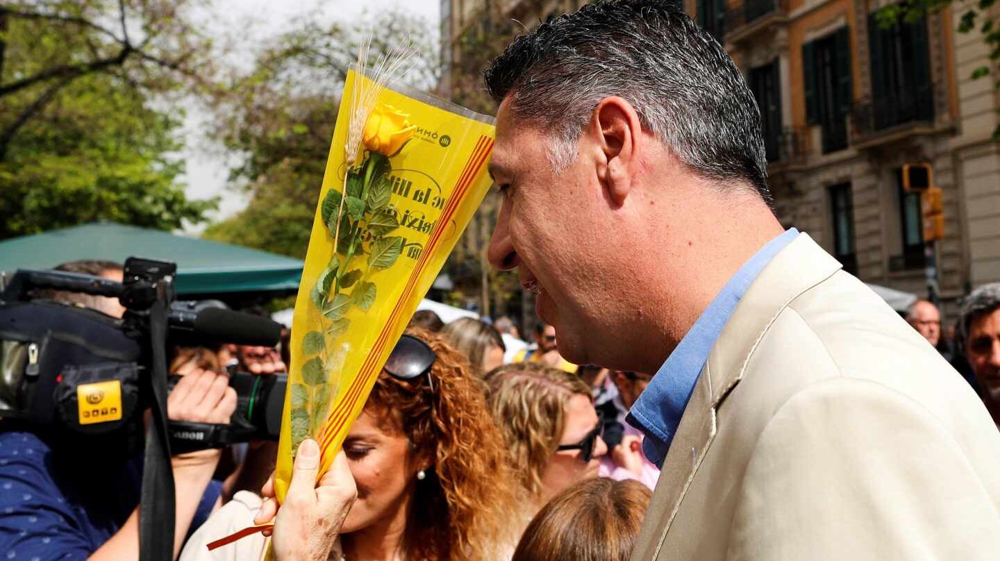 El presidente del PPC, Xavier García Albiol, ante una rosa amarilla el Día de San Jordi.