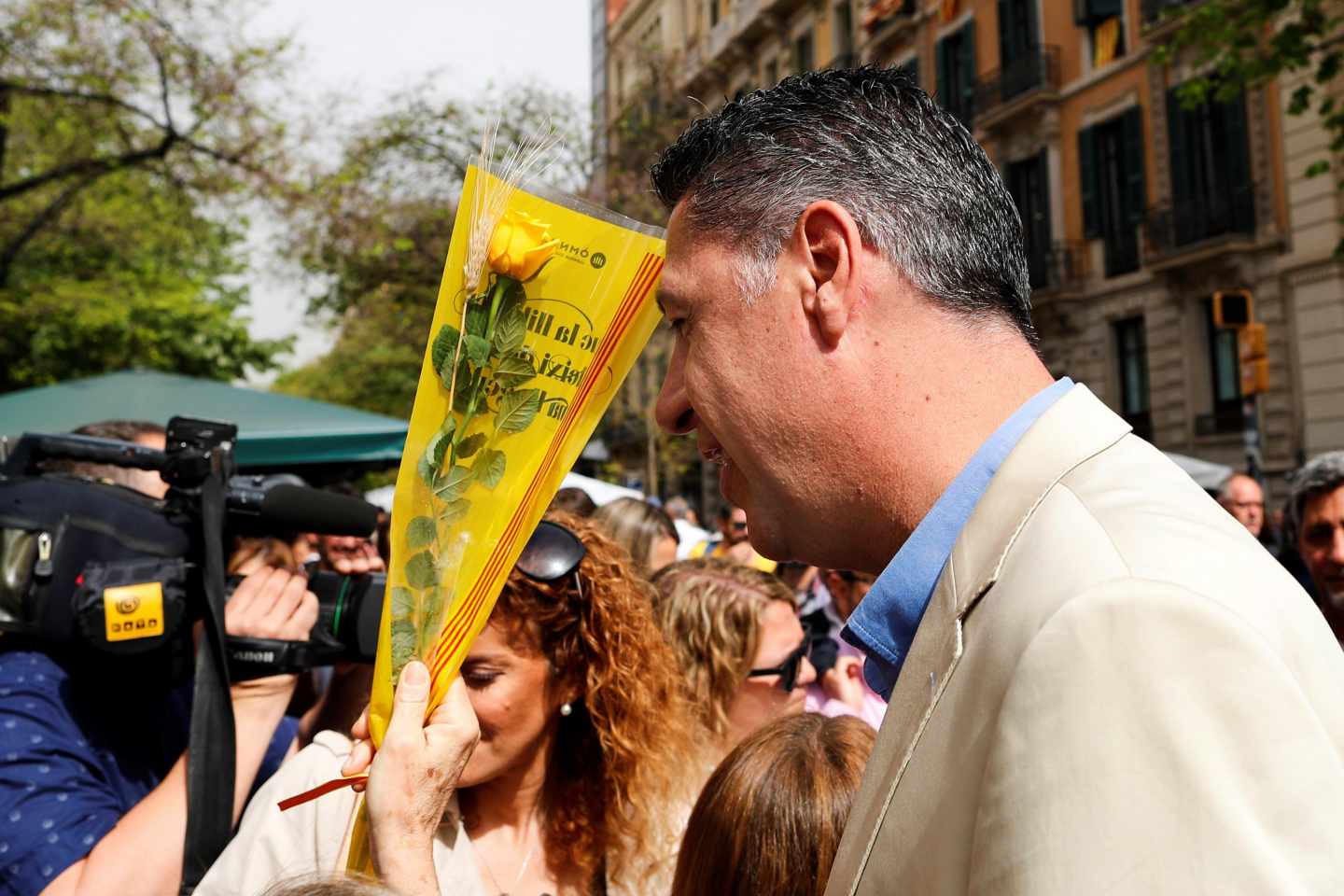 El presidente del PPC, Xavier García Albiol, ante una rosa amarilla el Día de San Jordi.