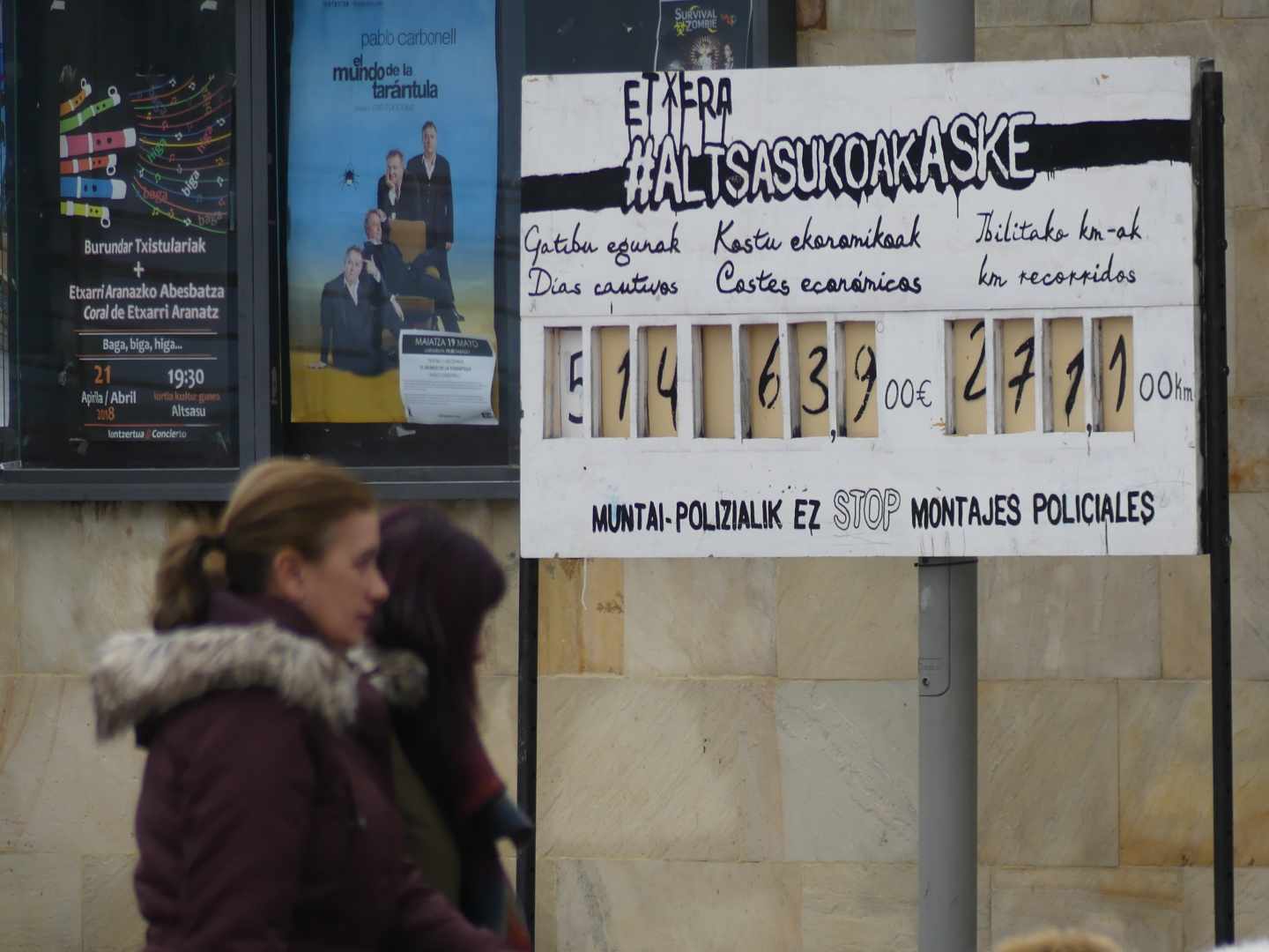 Carteles en Alsasua en apoyo a los ocho acusados de agredir a dos guardias civiles y sus parejas.