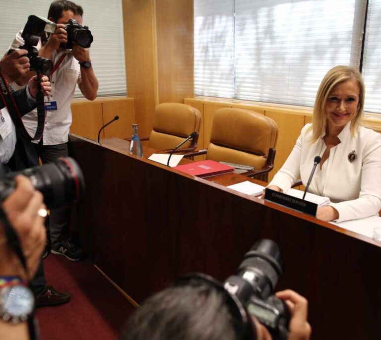 La oposición se niega a devolver los papeles de 'Lezo' que Cifuentes envió a la Asamblea