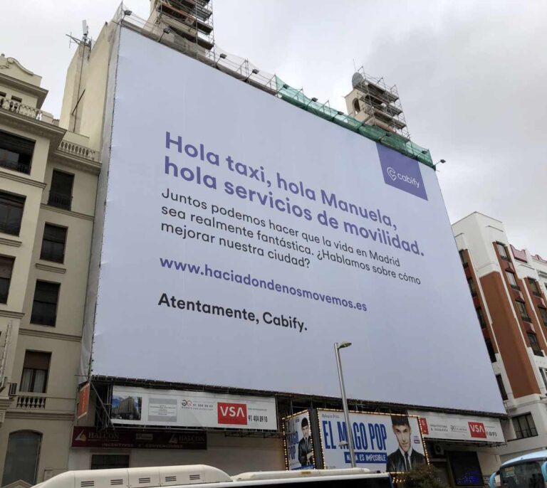 "Hola taxi, Hola Manuela": el cartel de tregua de Cabify en plena Gran Vía de Madrid