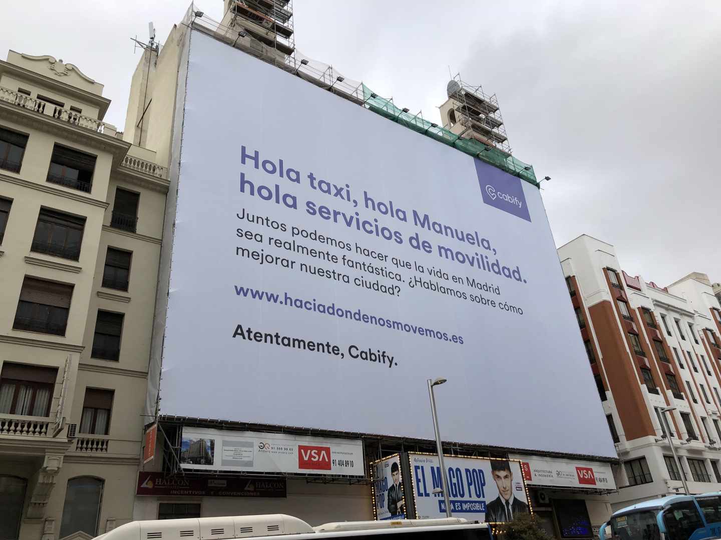 "Hola taxi, Hola Manuela": el cartel de tregua de Cabify en plena Gran Vía de Madrid