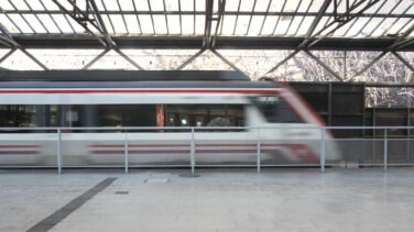 Renfe refuerza los Cercanías a los aeropuertos por la huelga del taxi