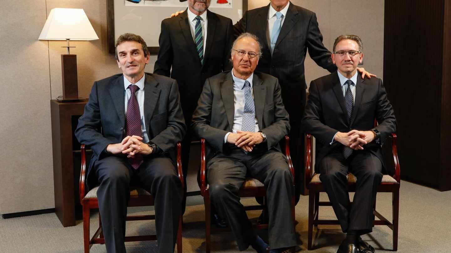 En pie, Javier Paso e Isidro Fainé (Presidente); sentados, Marcelino Armenter (director general de CriteriaCaixa), Alejandro García Bragado y Jaume Giró (director general de la Fundación Bancaria “la Caixa”).