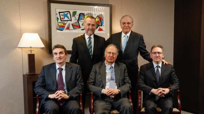 CriteriaCaixa En pie, Javier Paso e Isidro Fainé (Presidente); sentados, Marcelino Armenter (director general de CriteriaCaixa), Alejandro García Bragado y Jaume Giró (director general de la Fundación Bancaria “la Caixa”).