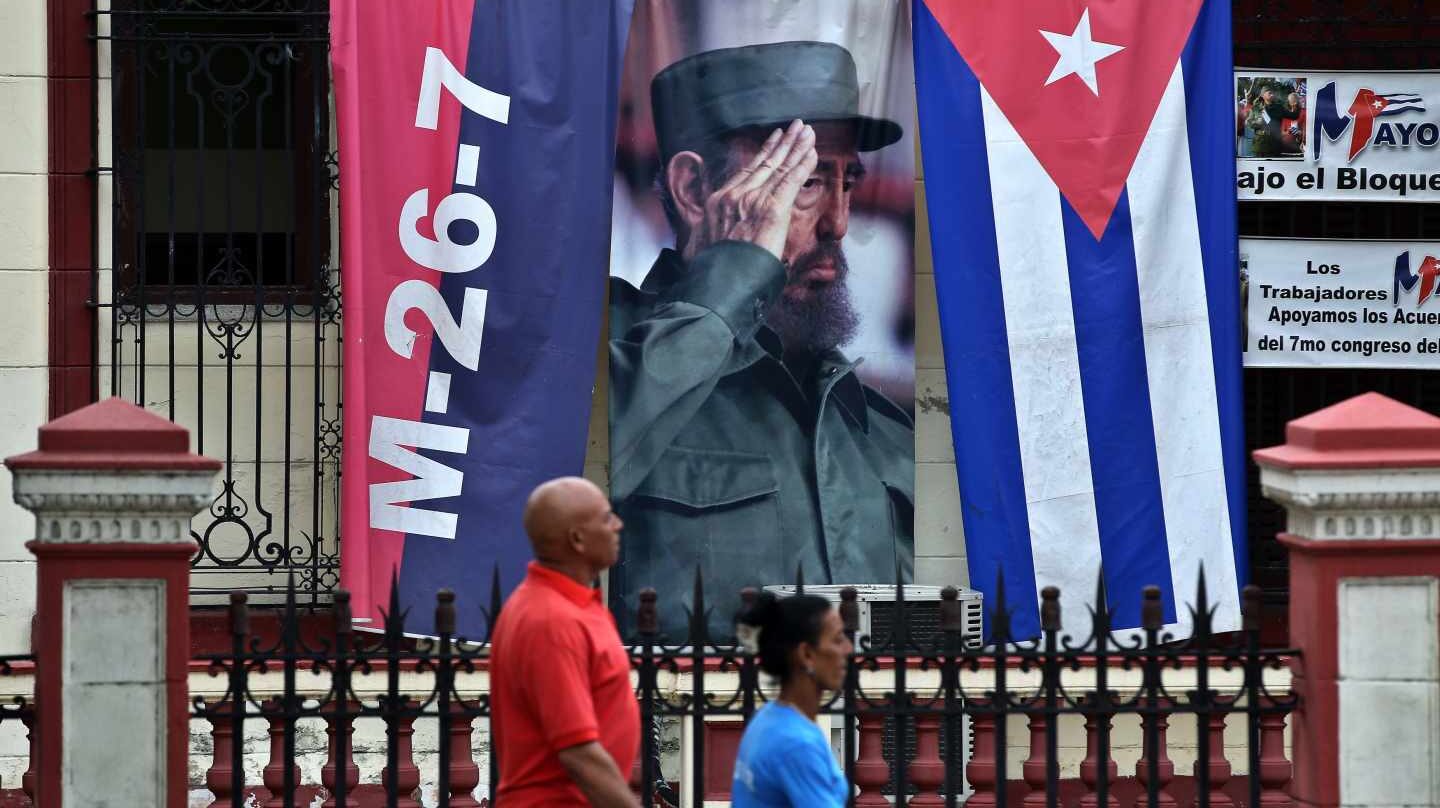 Dos cubanos ante una imagen del fallecido líder Fidel Castro, en La Habana.
