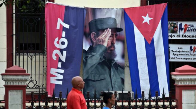 Cuba-después-Castro Dos cubanos ante una imagen del fallecido líder Fidel Castro, en La Habana.