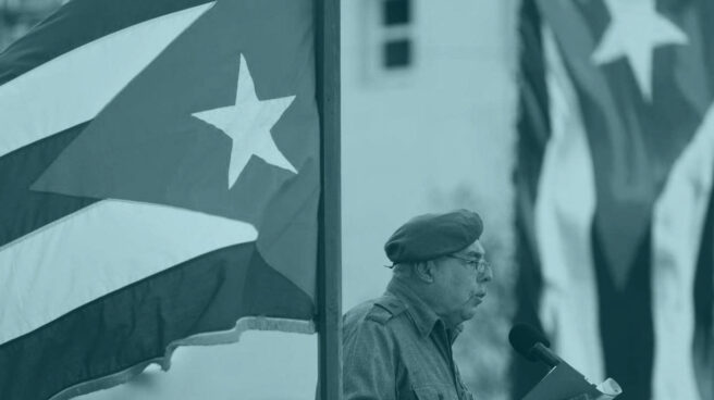 Un combatiente de Playa Girón, cuyo 57 aniversario ha sido esta semana, da un discurso entre banderas de Cuba.