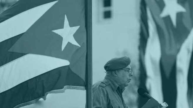 Cuba-relevo-poder-1238x808 Un combatiente de Playa Girón, cuyo 57 aniversario ha sido esta semana, da un discurso entre banderas de Cuba.