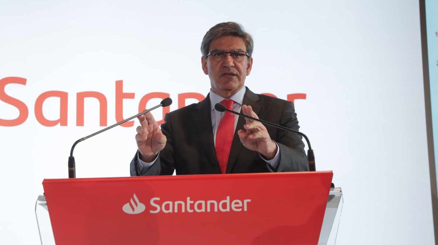 El consejero delegado del Banco Santander, José Antonio Álvarez, presenta los resultados del primer trimestre del año, en el que el beneficio aumentó en ocho de sus diez mercados principales. El banco español Santander obtuvo un beneficio neto atribuido de 2.054 millones de euros (2.508 millones de dólares al cambio actual) en el primer trimestre del año, lo que supone un 10 % más que el año anterior, gracias al tirón de varios mercados en los que opera como Brasil, España y México.