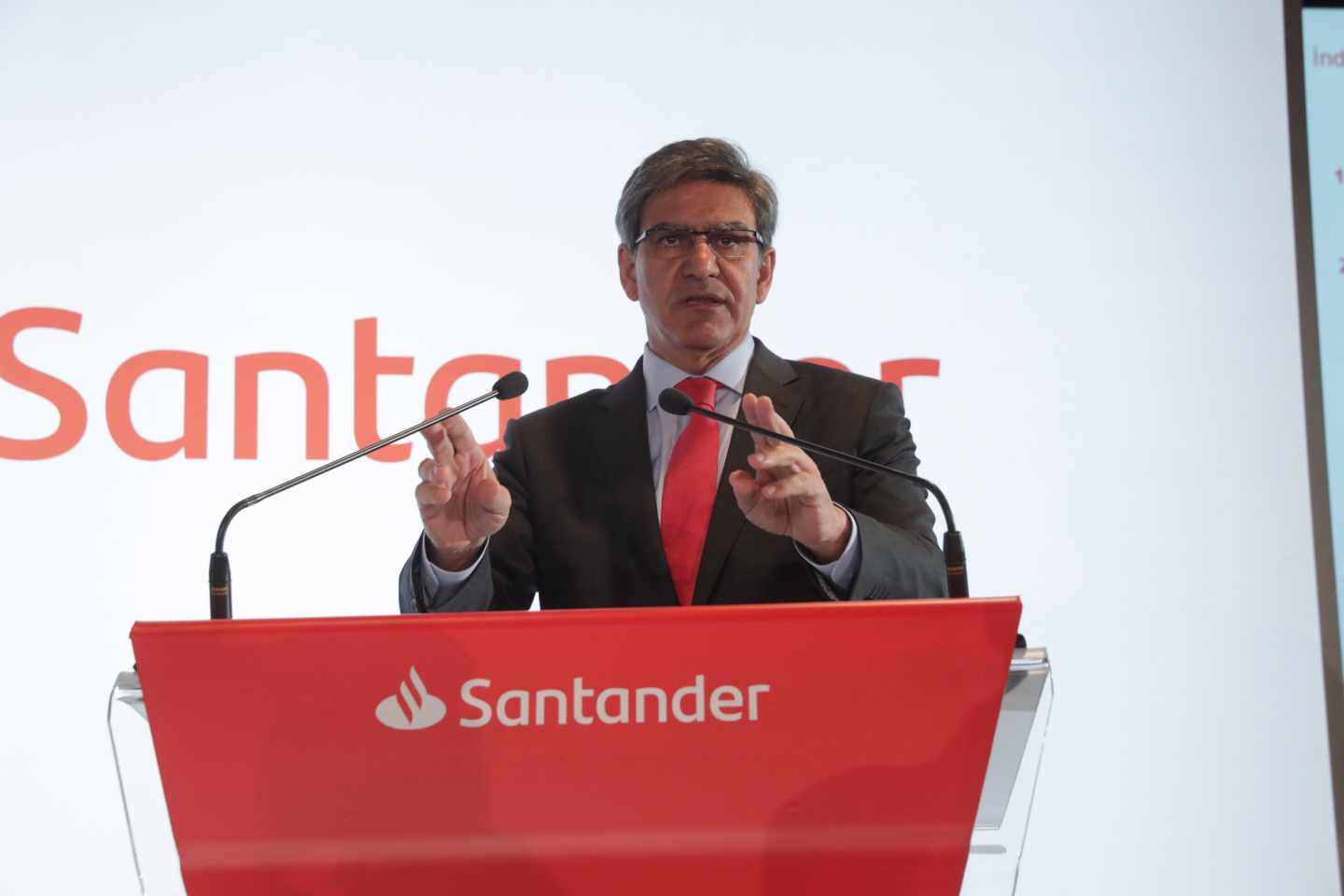 El consejero delegado del Banco Santander, José Antonio Álvarez, presenta los resultados del primer trimestre del año, en el que el beneficio aumentó en ocho de sus diez mercados principales. El banco español Santander obtuvo un beneficio neto atribuido de 2.054 millones de euros (2.508 millones de dólares al cambio actual) en el primer trimestre del año, lo que supone un 10 % más que el año anterior, gracias al tirón de varios mercados en los que opera como Brasil, España y México.