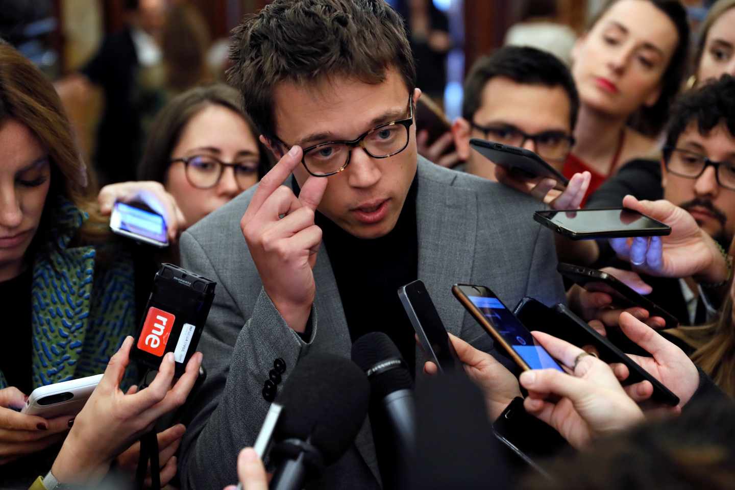 Íñigo Errejón atiende a los periodistas en el Congreso.