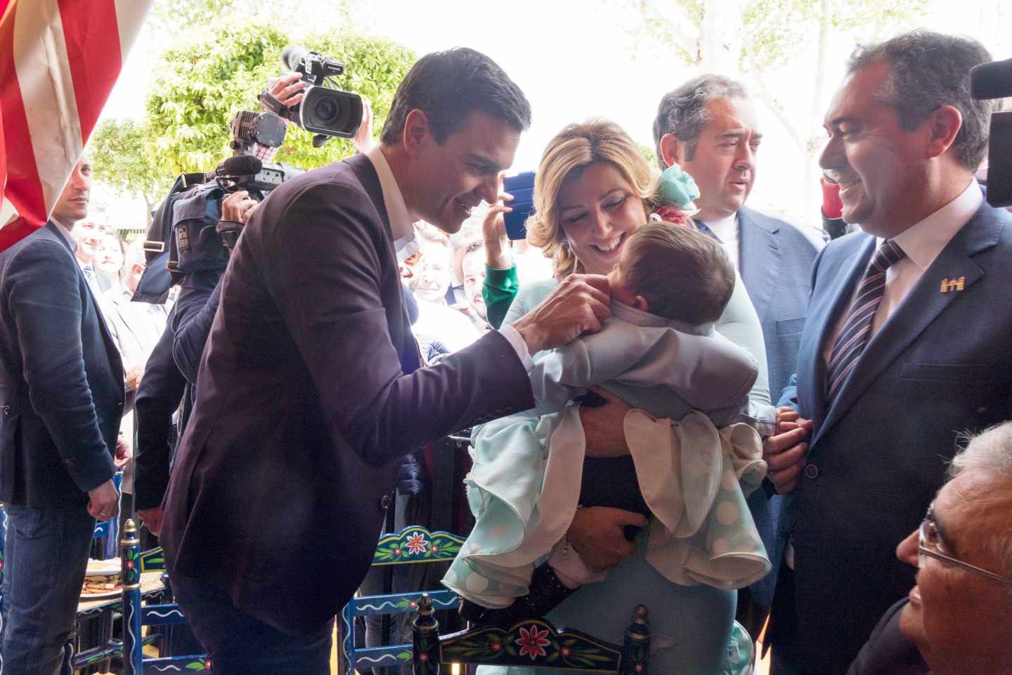 Sánchez vuelve a la Feria de Sevilla triunfal después de que Susana Díaz lo humillara