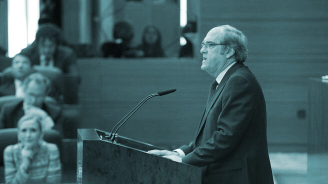 Ángel Gabilondo durante una intervención en la Asamblea de Madrid, en presencia de Cristina Cifuentes.