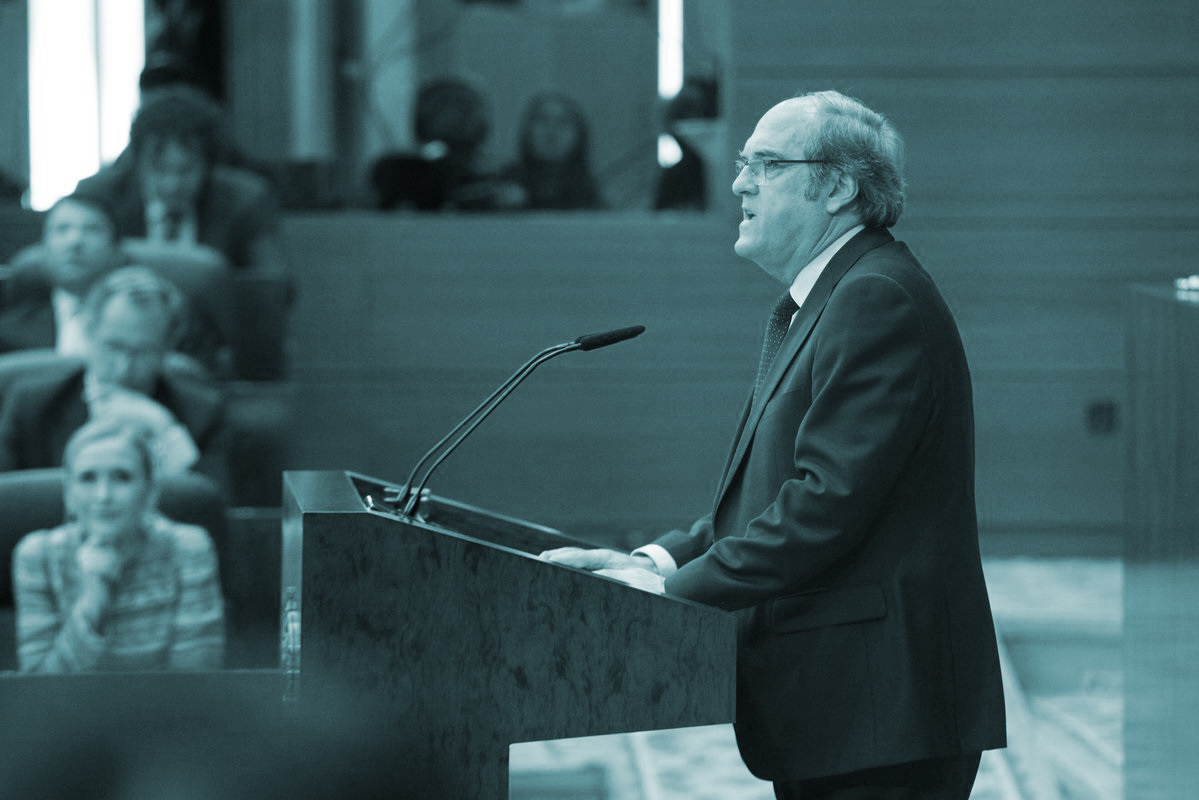 Ángel Gabilondo durante una intervención en la Asamblea de Madrid, en presencia de Cristina Cifuentes.