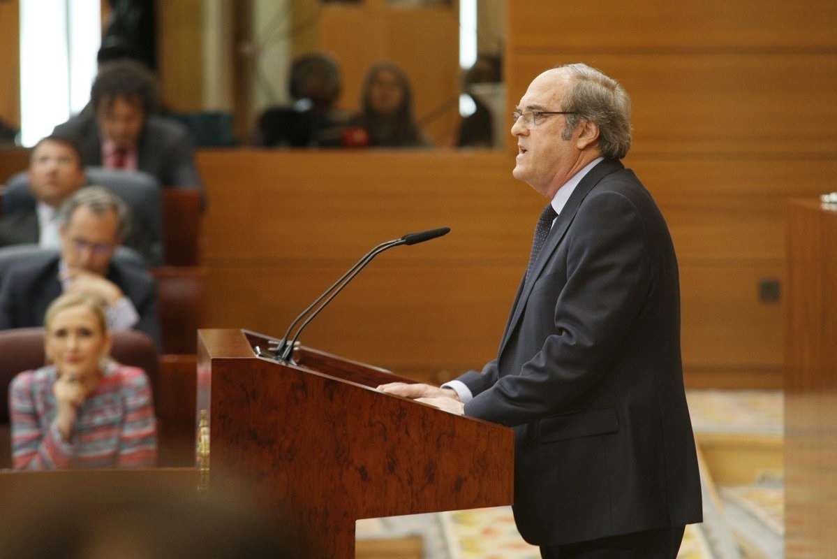 Angel Gabilondo, observado por Cifuentes en la Asamblea de Madrid.