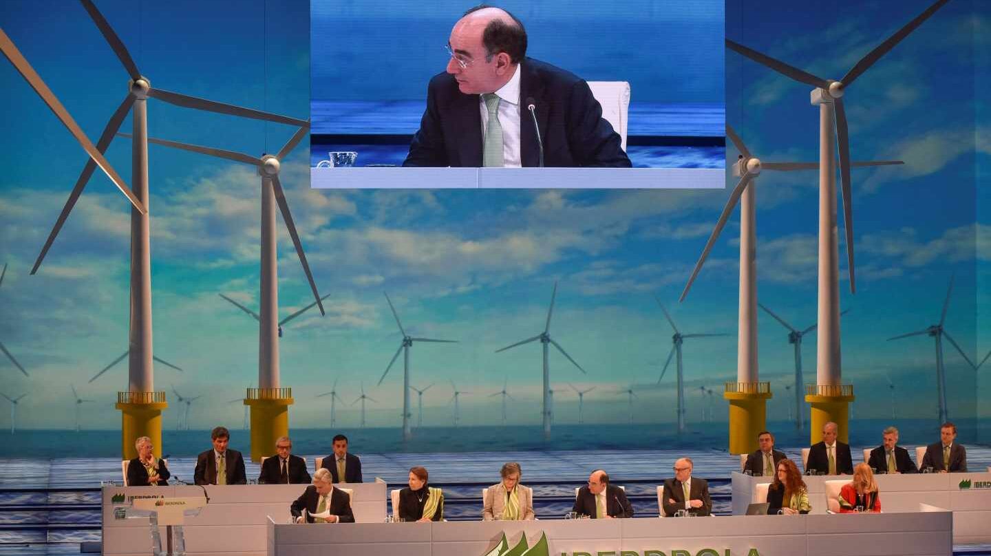 El presidente de Iberdrola, Ignacio Galán (c), durante la junta general de accionistas celebrada hoy en Bilbao, en la que ha anunciado que la compañía espera cerrar 2018 con un beneficio bruto de explotación (ebitda) superior a los 9.000 millones de euros, un 20 % superior al del año pasado, y que su beneficio neto se sitúe cerca de los 3.000 millones, frente a los 2.804 millones que obtuvo en 2017, lo que supondría un 7 % más.