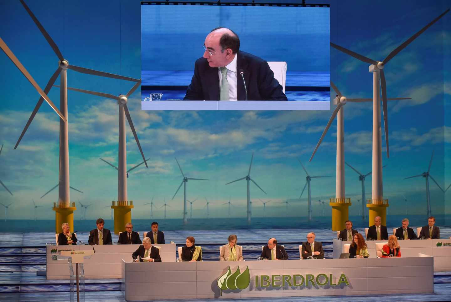 El presidente de Iberdrola, Ignacio Galán (c), durante la junta general de accionistas celebrada hoy en Bilbao, en la que ha anunciado que la compañía espera cerrar 2018 con un beneficio bruto de explotación (ebitda) superior a los 9.000 millones de euros, un 20 % superior al del año pasado, y que su beneficio neto se sitúe cerca de los 3.000 millones, frente a los 2.804 millones que obtuvo en 2017, lo que supondría un 7 % más.