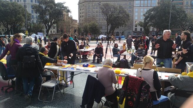 El Ayuntamiento desaloja a la acampada independentista de Plaza de Cataluña tras 76 días