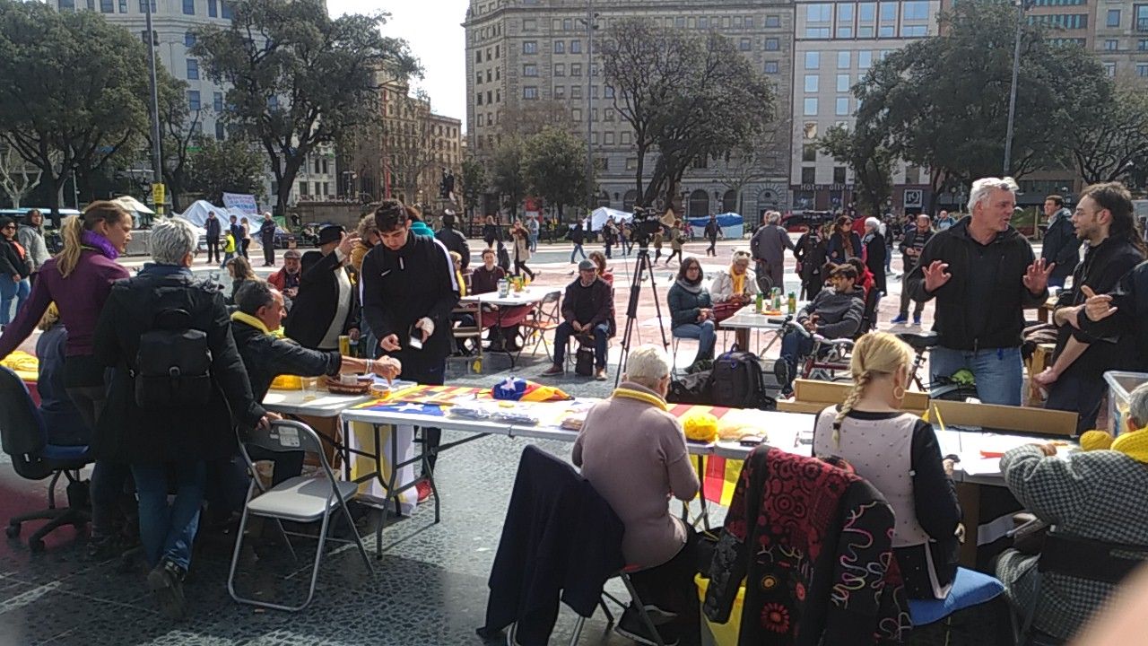 Acampados en Plaza de Cataluña, durante el seguimiento de una sesión de investidura.