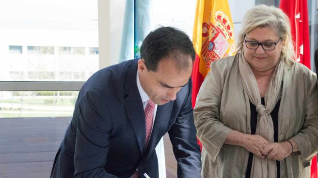 La URJC releva al director de seguridad tras el robo del ordenador de la secretaria general Javier Ramos y María Pilar Charro, en un acto oficial de la Universidad Rey Juan Carlos.