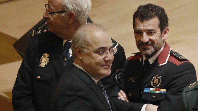 El juez Pablo Llarena, en Barcelona junto al jefe de los Mossos, Ferran López.