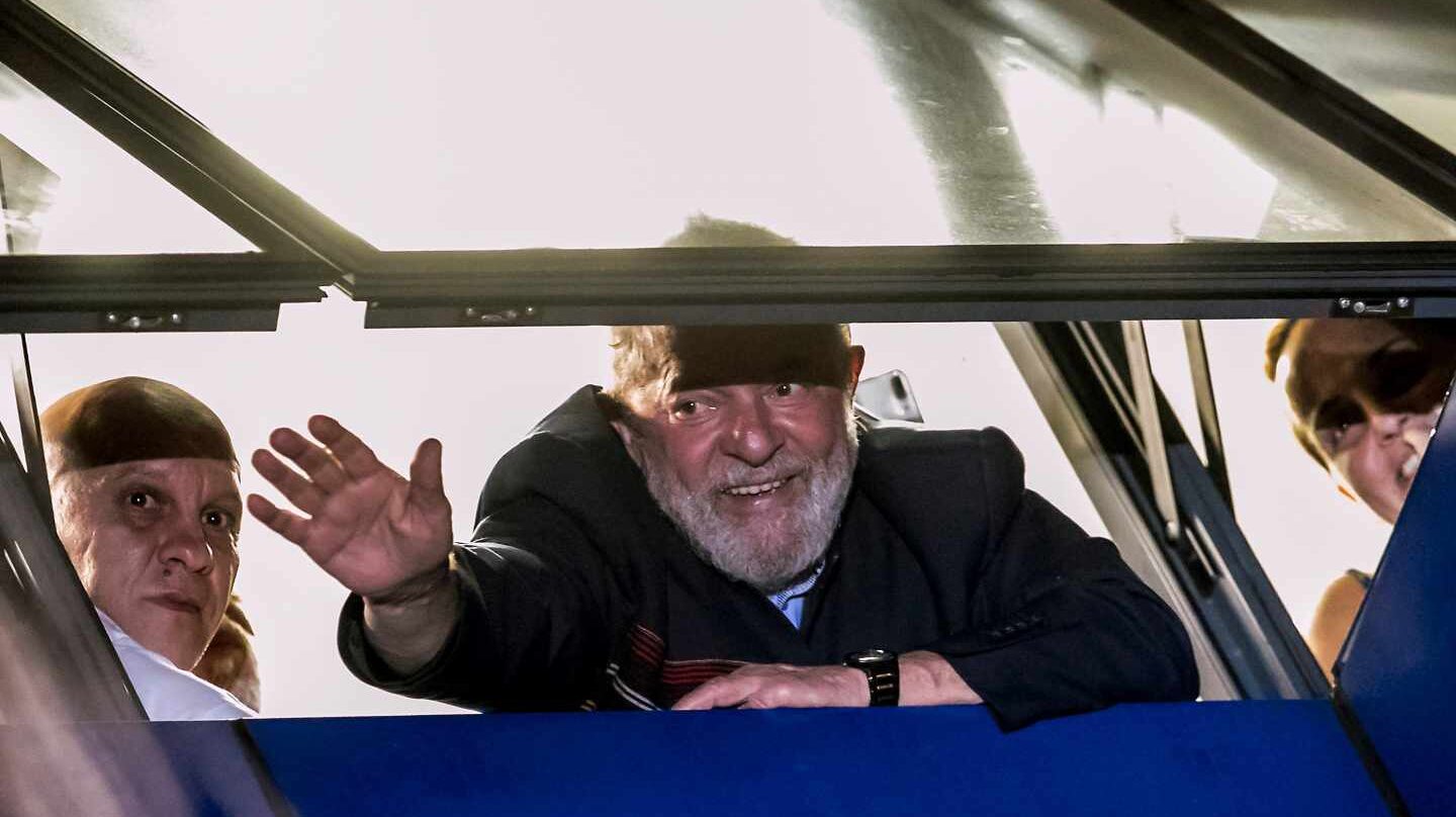 El ex presidente de Brasil Lula da Silva saluda desde la sede de Metalúrgicos de Sao Bernardo do Campo.