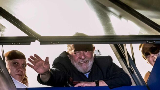 Lula da Silva-Brasil-cárcel El ex presidente de Brasil Lula da Silva saluda desde la sede de Metalúrgicos de Sao Bernardo do Campo.