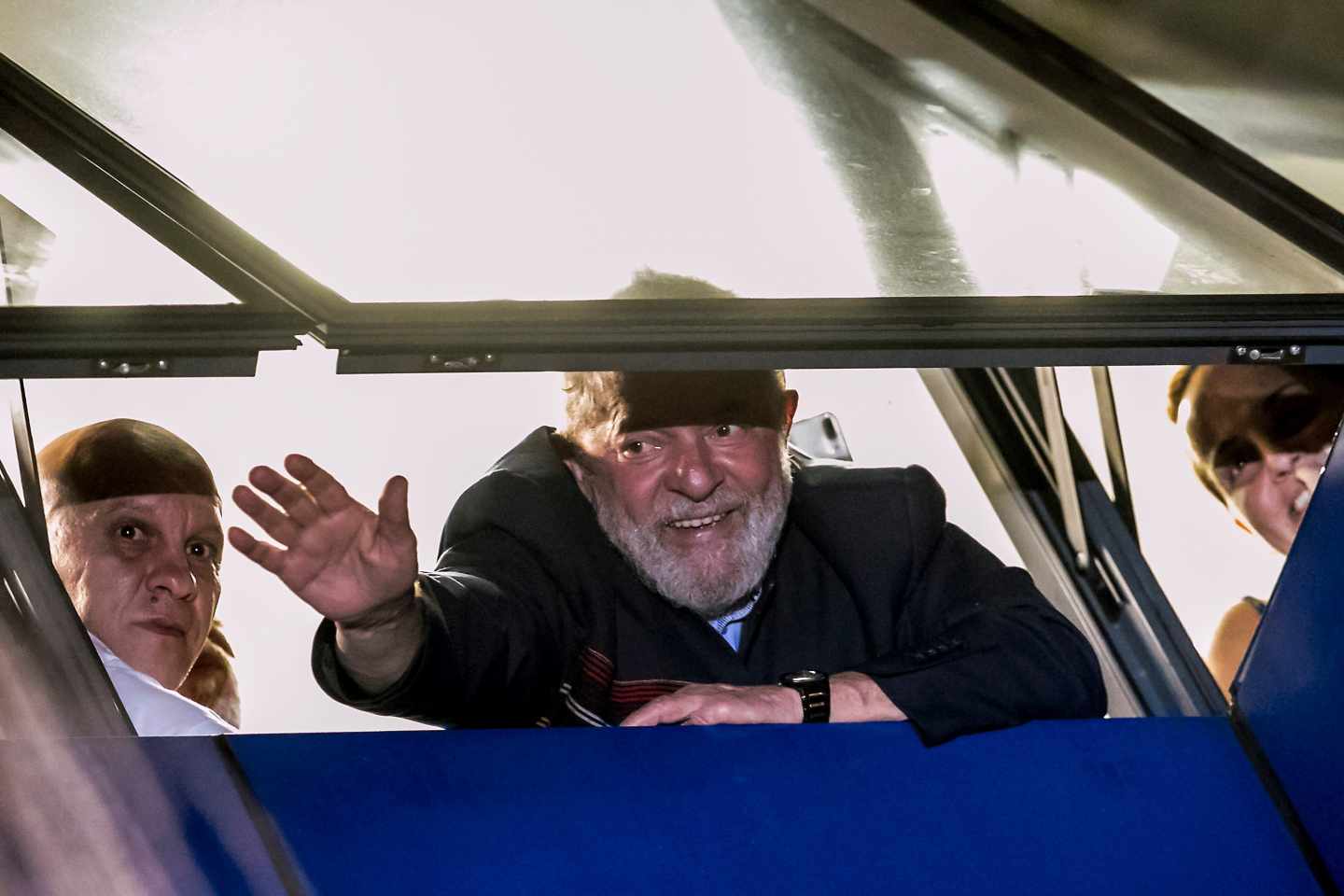 El ex presidente de Brasil Lula da Silva saluda desde la sede de Metalúrgicos de Sao Bernardo do Campo.