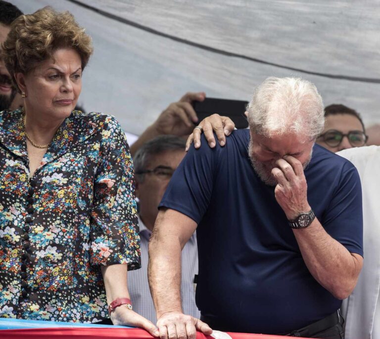 El ex presidente Lula da Silva se entrega a la Justicia brasileña