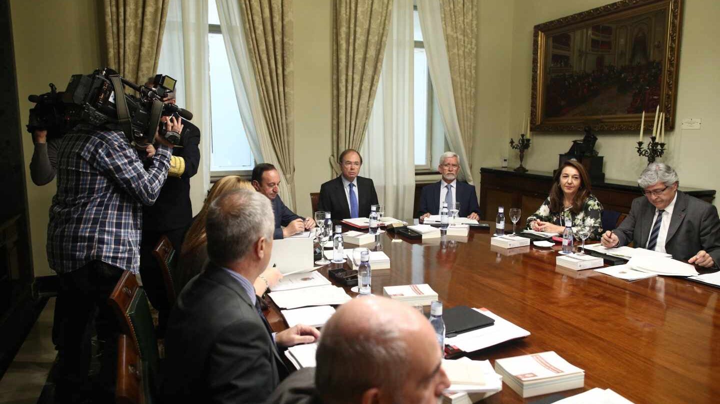 Los integrantes de la Mesa del Senado, en una de las reuniones.