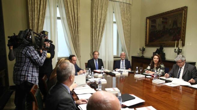 'Plan Renove' en el Senado: sustituirá su parque móvil con 18 coches por 850.000 € Los integrantes de la Mesa del Senado, en una de las reuniones.