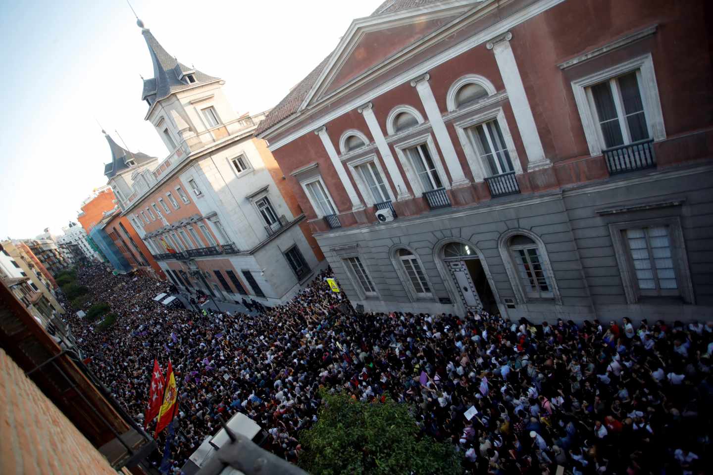 Miles de personas asisten a la concentración convocada por colectivos feministas esta tarde frente al Ministerio de Justicia, en Madrid, para expresar su apoyo y solidaridad a la víctima de los miembros de La Manada, después de conocerse la sentencia que les declara culpables de un delito continuado de abuso sexual y no de violación.