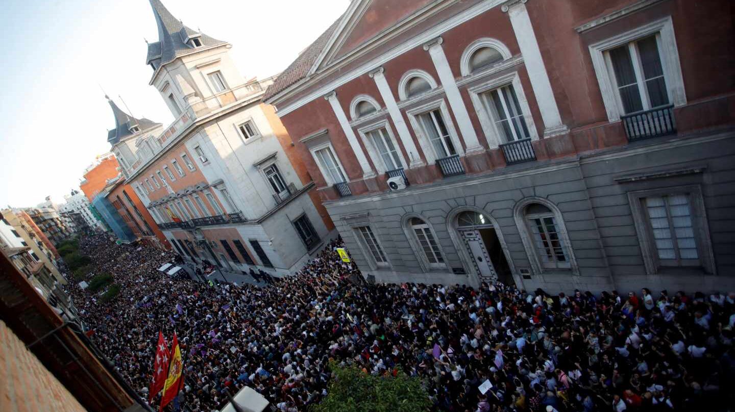 Miles de personas asisten a la concentración convocada por colectivos feministas esta tarde frente al Ministerio de Justicia, en Madrid, para expresar su apoyo y solidaridad a la víctima de los miembros de La Manada, después de conocerse la sentencia que les declara culpables de un delito continuado de abuso sexual y no de violación.