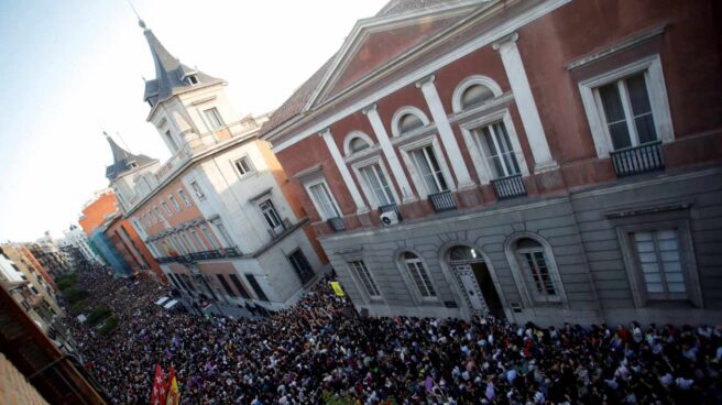 Manifestación La Manada Miles de personas asisten a la concentración convocada por colectivos feministas esta tarde frente al Ministerio de Justicia, en Madrid, para expresar su apoyo y solidaridad a la víctima de los miembros de La Manada, después de conocerse la sentencia que les declara culpables de un delito continuado de abuso sexual y no de violación.