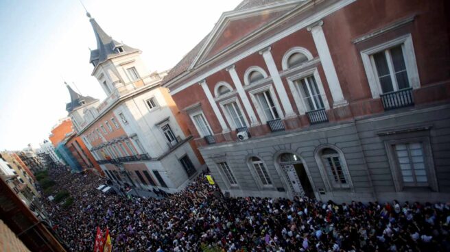 Miles de personas asisten a la concentración convocada por colectivos feministas esta tarde frente al Ministerio de Justicia, en Madrid, para expresar su apoyo y solidaridad a la víctima de los miembros de La Manada, después de conocerse la sentencia que les declara culpables de un delito continuado de abuso sexual y no de violación.