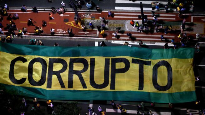Concentración de opositores a Lula, que le consideran un "corrupto".