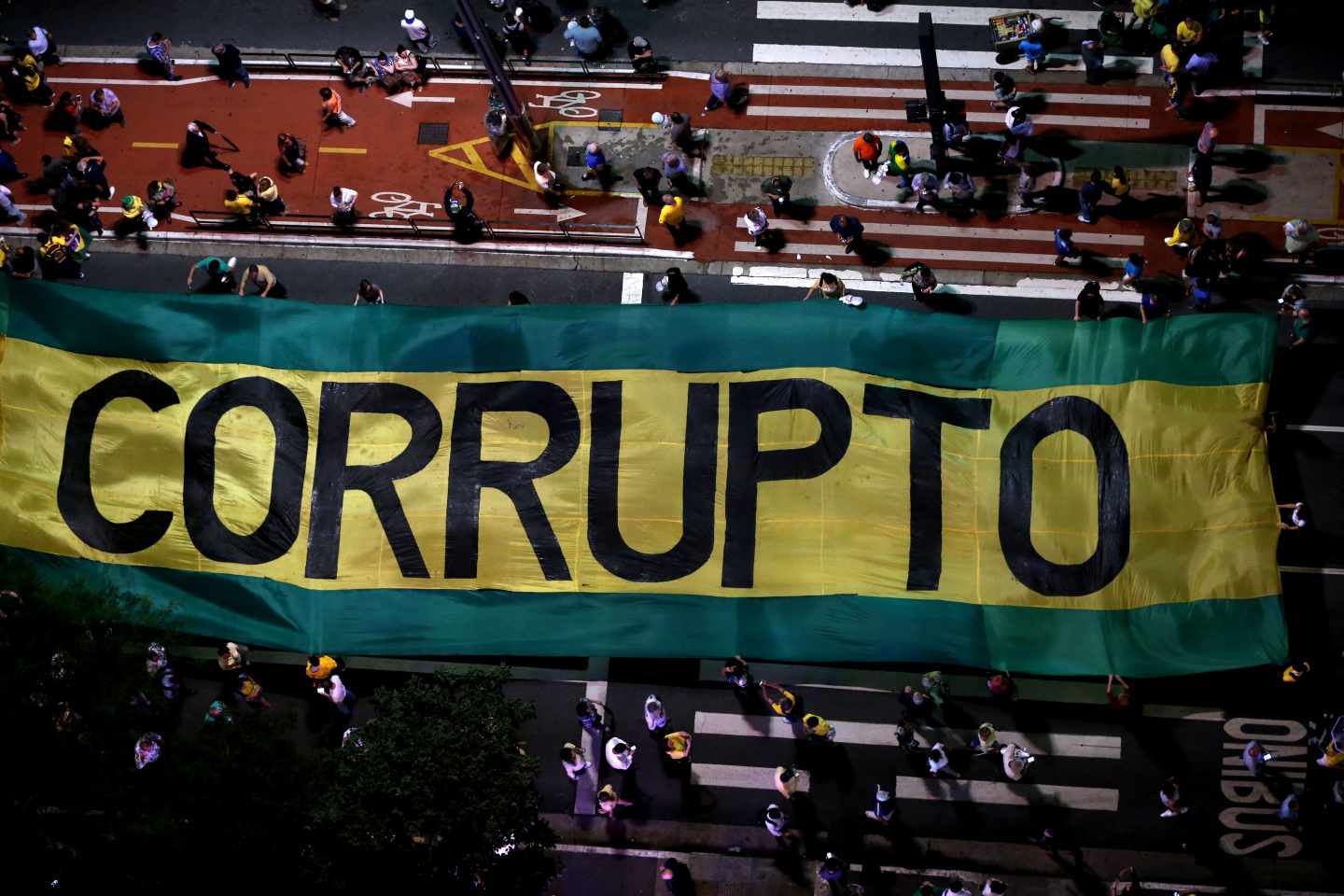 Concentración de opositores a Lula, que le consideran un "corrupto".